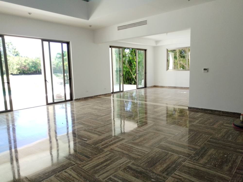 Interior de residencia de 2 niveles en Punta Tortuga — Constructora Grade