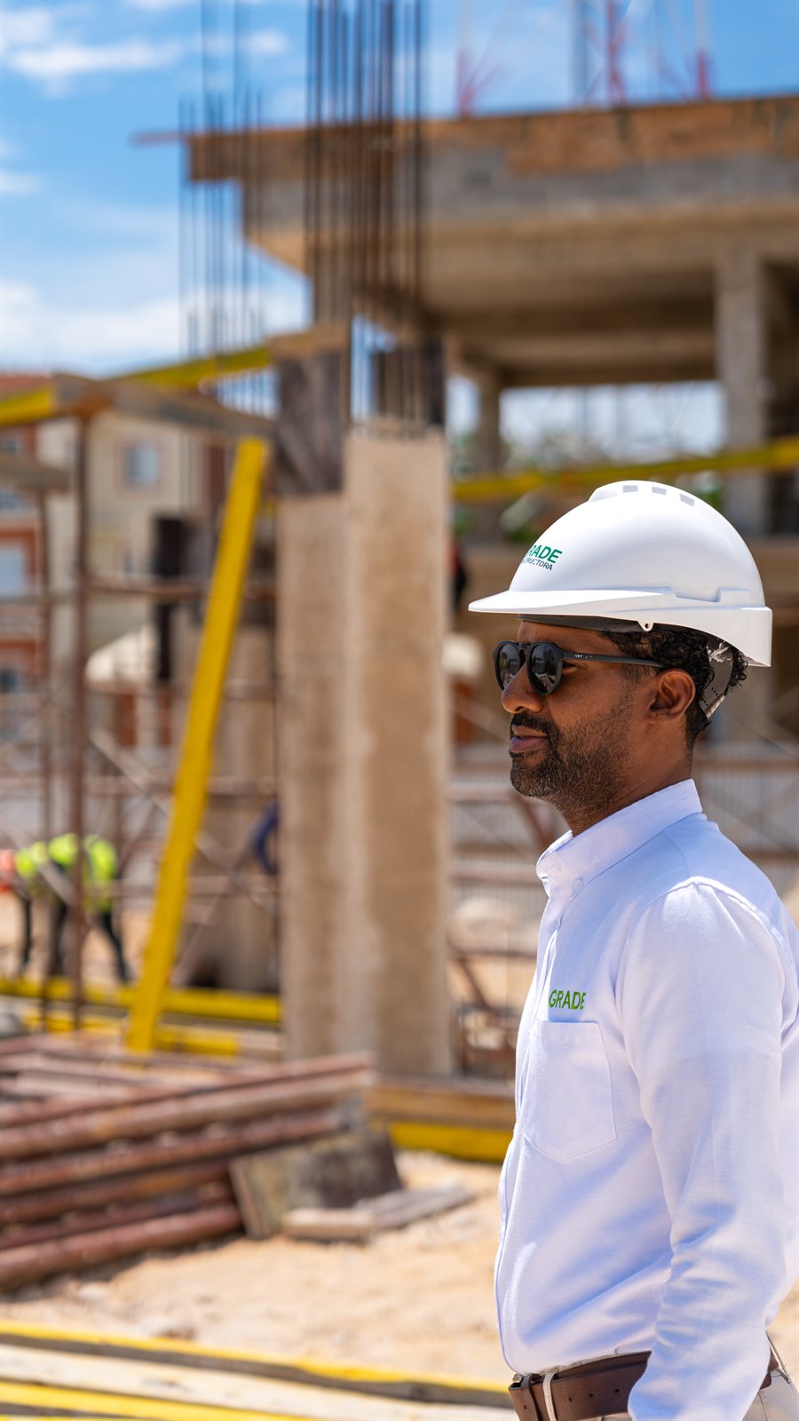 Profesional de Constructora Grade con casco supervisando una obra en construcción en Punta Cana